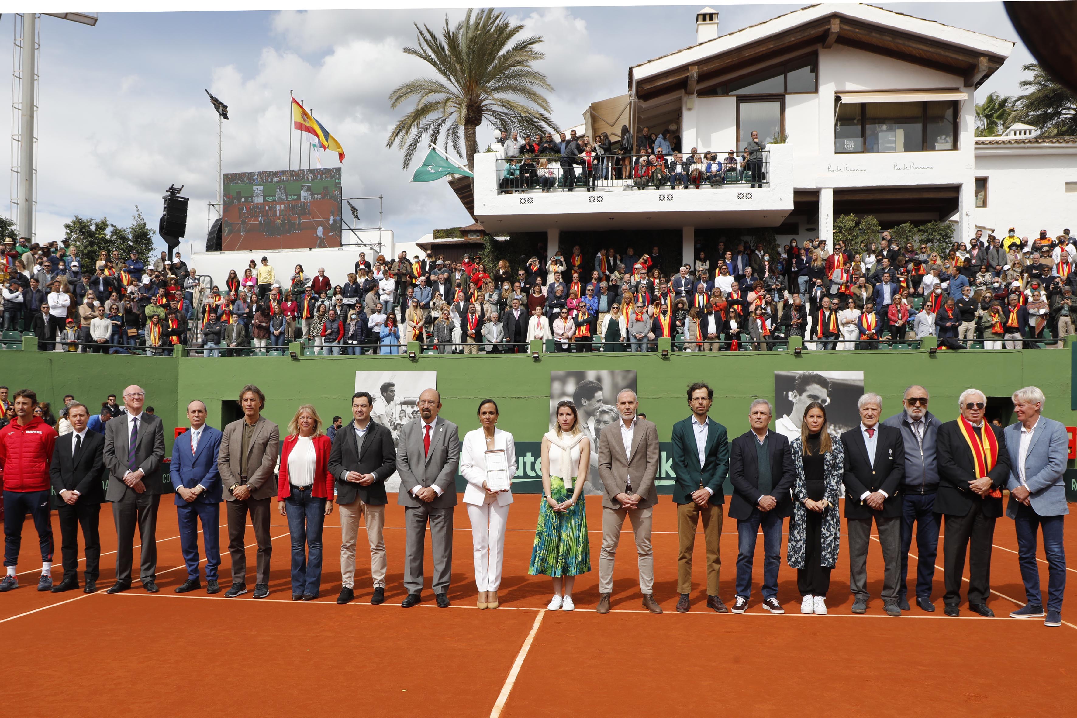 La alcaldesa y el presidente de la Junta destacan “la gran capacidad de promoción” de la Copa Davis para Marbella y Andalucía y recuerdan la labor como embajador del extenista Manolo Santana